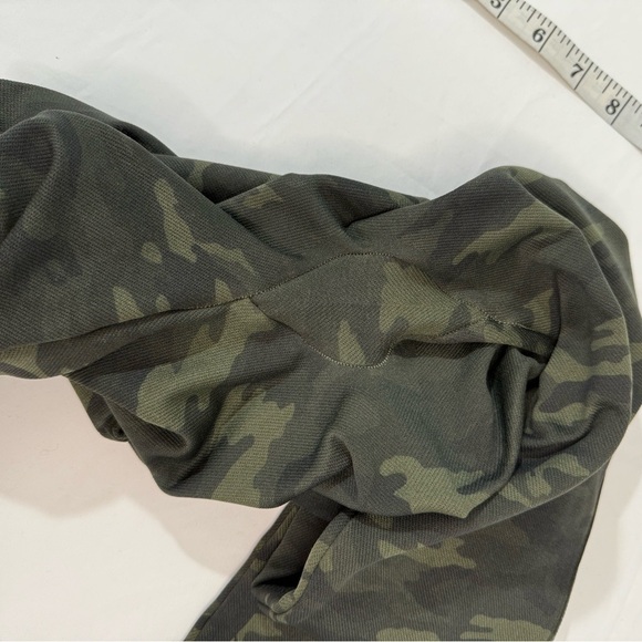 SPANX‎ Women's Seamless Camo Leggings, Green Camo, Size Medium - Picture 8 of 11